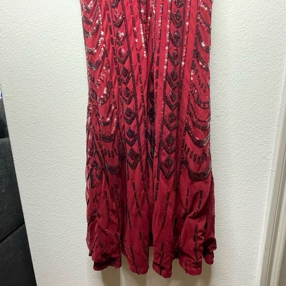 Elegant Red Sequin Dress - Picture 5 of 9
